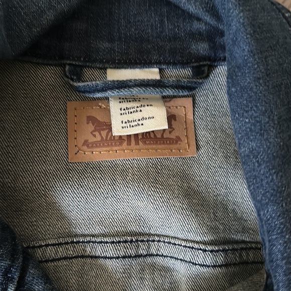 Sleeveless Levi’s Denim Jacket - Picture 3 of 4